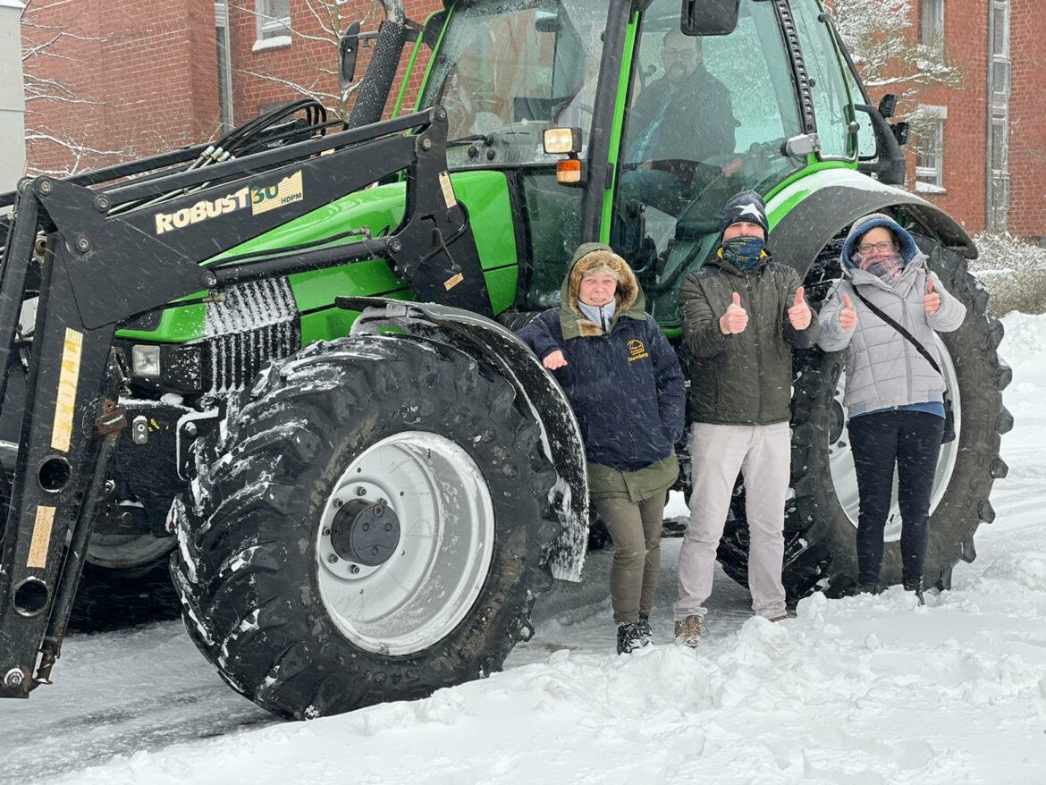 Der Schnee konnte den Pflegedienst nicht stoppen. Per Trecker kämpften sich die Mitarbeiter mit Treckerfahrer Rainer Steenz durch die Schneemassen.