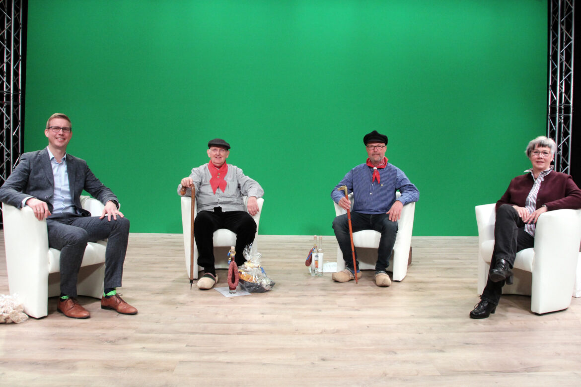 Aufnahme im Lokal-at-home-Studio (von links): Carsten Hövekamp, Herbert Möllers, Heribert Töns, Monika Dreike. Die Sendung war am Samstag zu sehen. Foto: Stadt Dülmen / Siemes