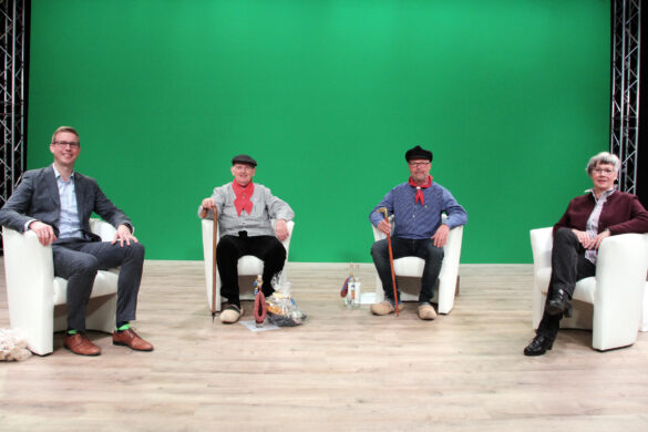 Aufnahme im Lokal-at-home-Studio (von links): Carsten Hövekamp, Herbert Möllers, Heribert Töns, Monika Dreike. Die Sendung war am Samstag zu sehen. Foto: Stadt Dülmen / Siemes