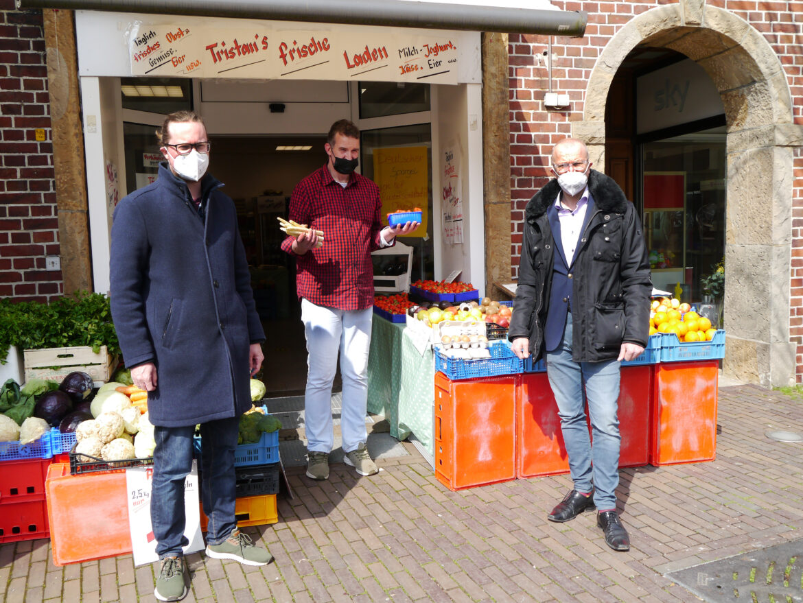 Alexander Aberle (von links) von der Wirtschaftsförderung, Geschäftsinhaber Tristan Buchmann und Citymanager Christoph Uphaus präsentieren mit „Buchmann - Obst und Gemüse“ eines der neuen Geschäfte in Dülmen. Foto: Lena Riekhoff