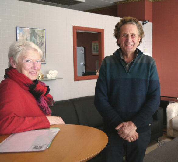 Anne und Rolf Braun freuen sich, mit der „Möbelstube“ wieder für ihre Kunden da zu sein.Foto: Lena Riekhoff