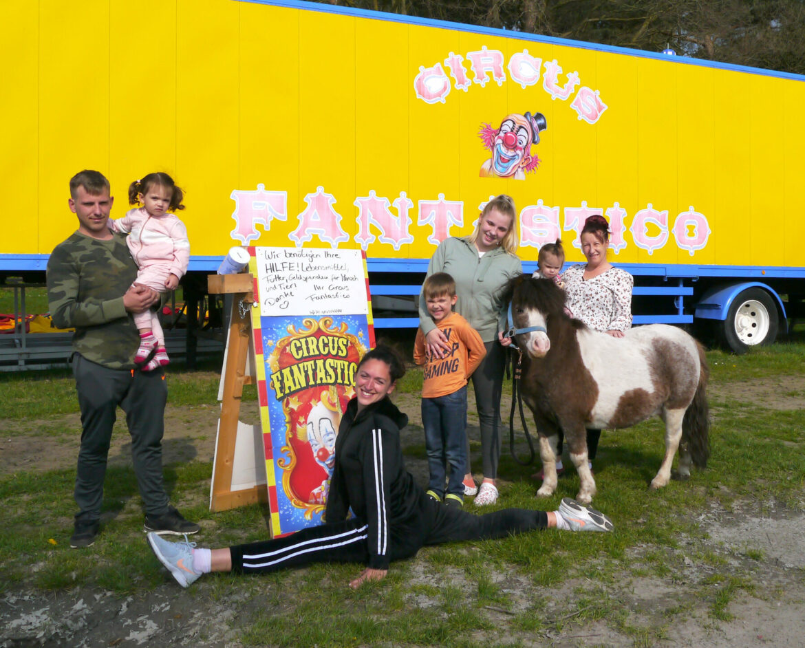 Die Mitglieder des Zirkus Fantastico hoffen darauf, möglichst bald wieder auftreten zu können. Bis dahin würden sie sich über Spenden freuen. Fotos: Lena Riekhoff