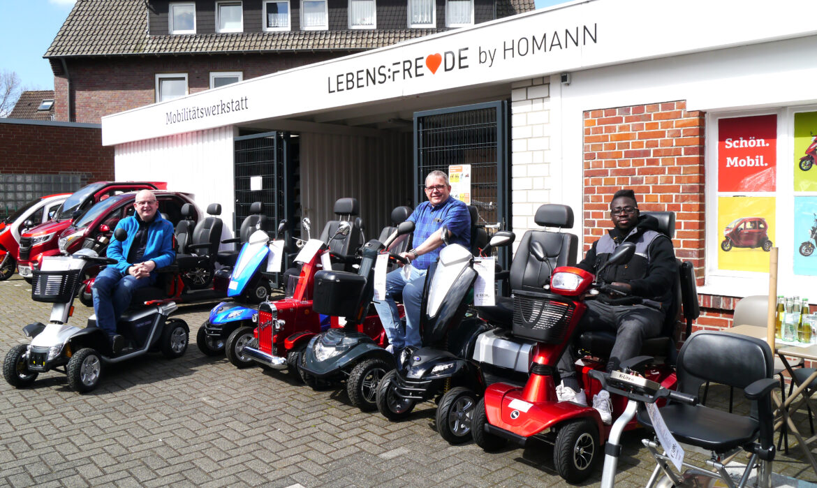 Geschäftsführer Bernd Homann (von links), Geschäftsführer Christoph Ramberg und Mitarbeiter Jeffrey Dwamena zeigen einen Teil des Mobilitätssortiments. Foto: Lena Riekhoff