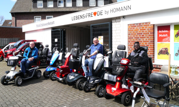 Geschäftsführer Bernd Homann (von links), Geschäftsführer Christoph Ramberg und Mitarbeiter Jeffrey Dwamena zeigen einen Teil des Mobilitätssortiments. Foto: Lena Riekhoff