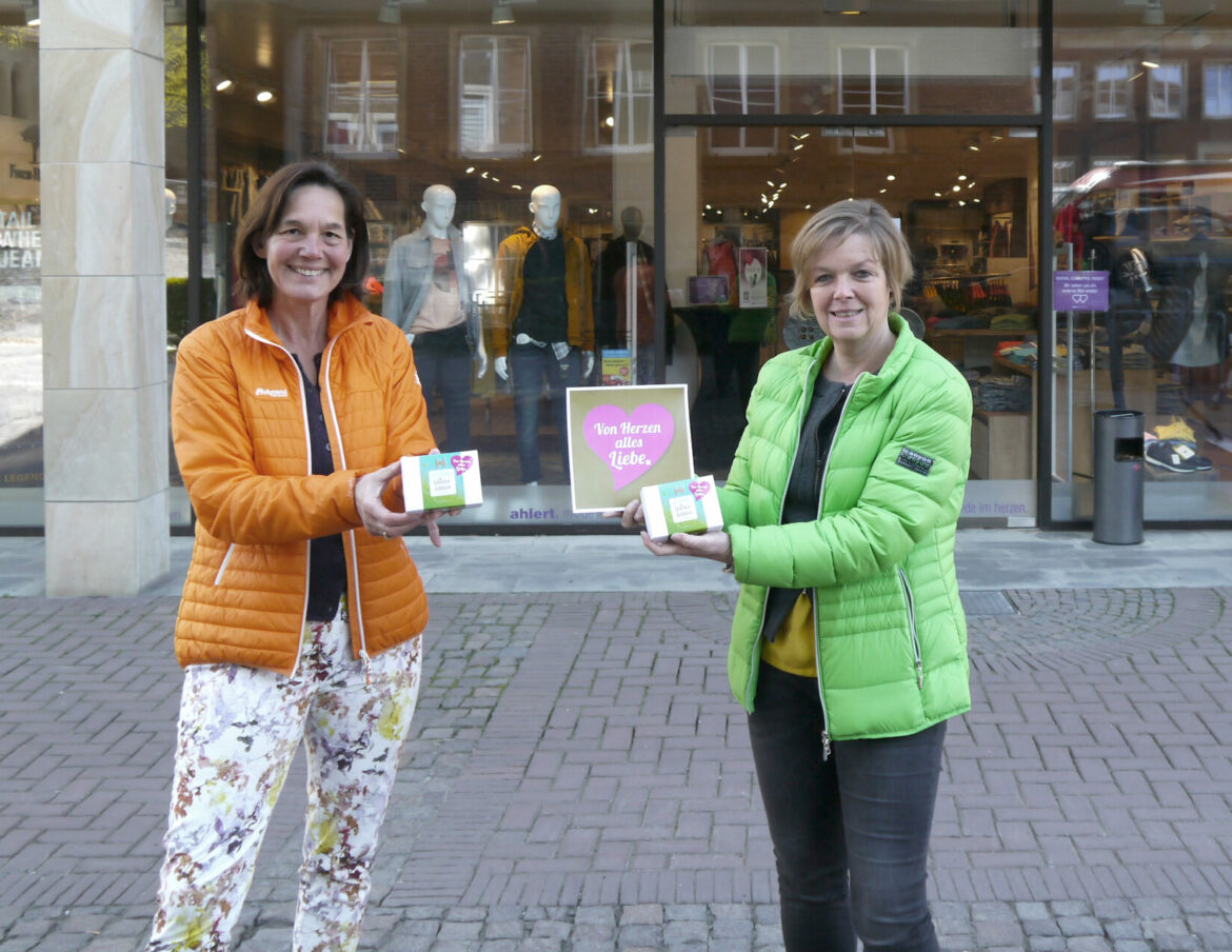 Herausgeberinnen Christiane Kleine (Laumann Druck und Verlag, links) und Anne Nitsche (junit) sind stolz, nun schon die dritte Edition der Geschenkebox zu präsentieren. Foto: Lena Riekhoff