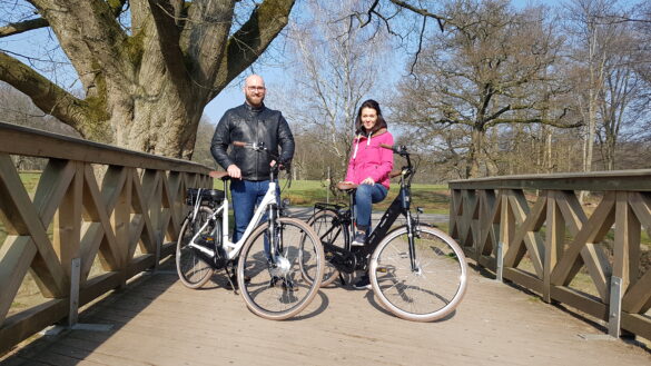 Michael Röschenkemper und Julia Huesmann aus dem Dülmen-Marketing-Team empfehlen die Radroute R9. Foto: Dülmen Marketing