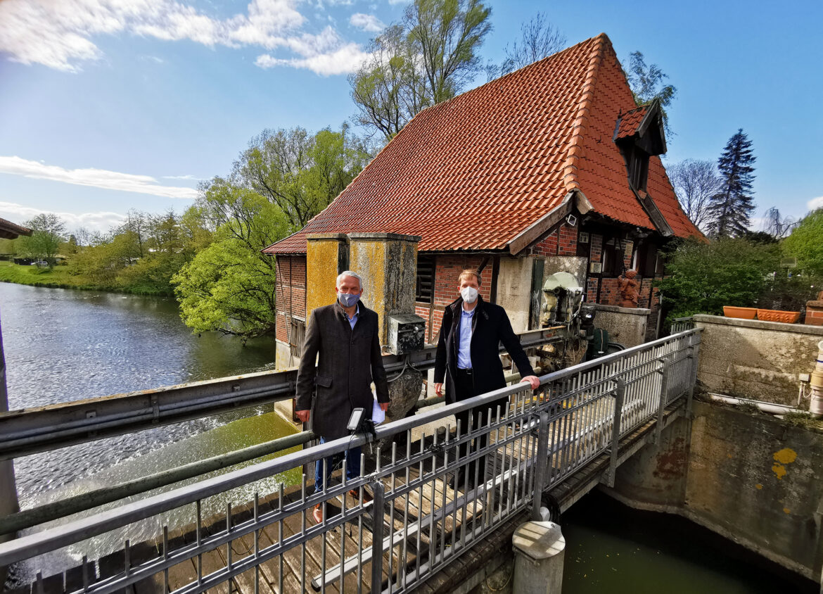 : Landrat Dr. Christian Schulze Pellengahr und Bürgermeister Wilhelm Sendermann (l.) sehen sich gemeinsam den erworbenen linken Trakt der Füchtelner Mühle an der Stever in Olfen an. Hier wird durch Wasserkraft nachhaltiger elektrischer Strom erzeugt.