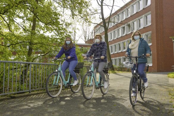 Auch Kathrin Daldrup, Mathis Entrup und Martina Stöhler (v.l.n.r.) von der Kreisverwaltung treten fleißig in die Pedale und sammeln Kilometer für die Mitmachaktion „STADTRADELN“.