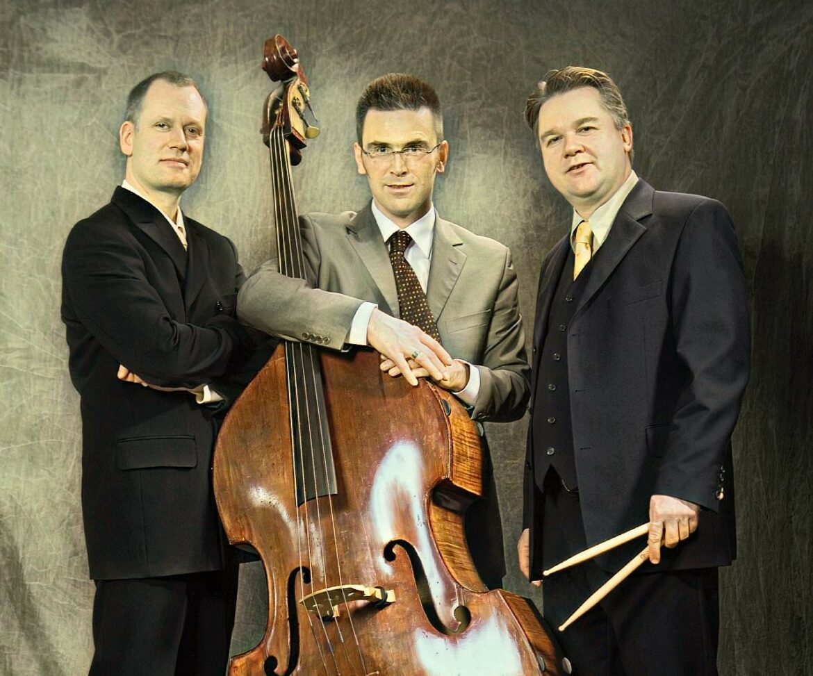 Das Sebastian Netta Trio mit Sebastian Altekamp am Piano, Ingo Senst am Kontrabass und Sebastian Netta am Schlagzeug (von links) bereichern gemeinsam mit Sängerin Gaby Goldberg das Event-Wochenende an der Kolvenburg mit ihrem Konzert am Sonntag ab 16 Uhr.