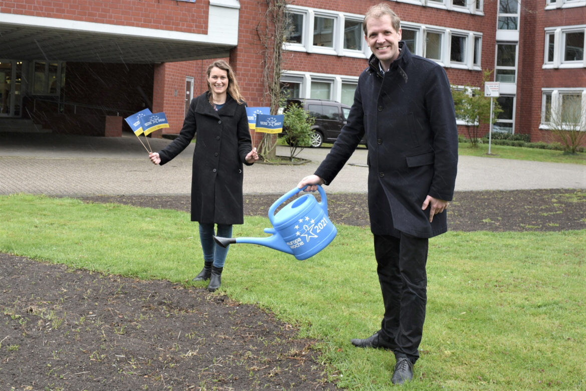 Landrat Dr. Christian Schulze Pellengahr und Kreismitarbeiterin Mariana Kallerhoff freuen sich über die positive Resonanz bei der Pflanzaktion, bei der sich 17 Schulen aus ganz Europa beteiligen und damit ein Zeichen der Gemeinsamkeit setzen.Foto: Kreis Coesfeld