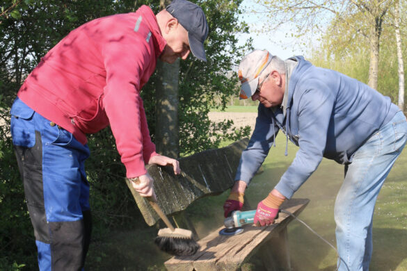 Hier wird im wahrsten Sinne des Wortes „abgestaubt“, bis der alte Glanz zum Vorschein kommt: Mitglieder der Dorfgemeinschaft rorup.net und des Heimatvereins Rorup putzten die Bänke des Dorfes heraus. Foto: Heimatverein Rorup