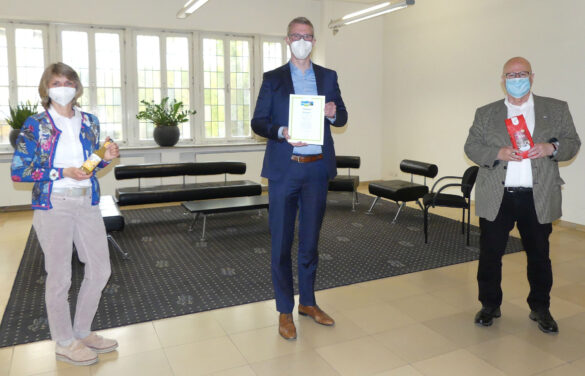 Bürgermeister Carsten Hövekamp (Mitte), Elvira Lipp und Helmut Tissen freuen sich über die neue Auszeichnungsurkunde für die Stadt Dülmen als „Faire Stadt“. Foto: Stadt Dülmen/Kannacher