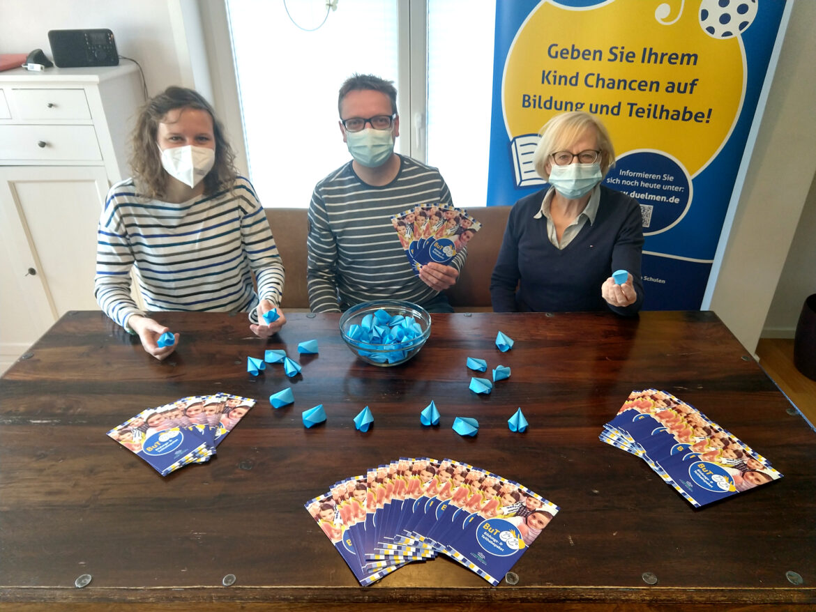 Christina Hörbelt, Oliver Werthmöller und Ruth Dördelmann haben fleißig Glückskekse gebastelt und unterstützen Schülerinnen und Schüler gerne.Foto: Stadt Dülmen