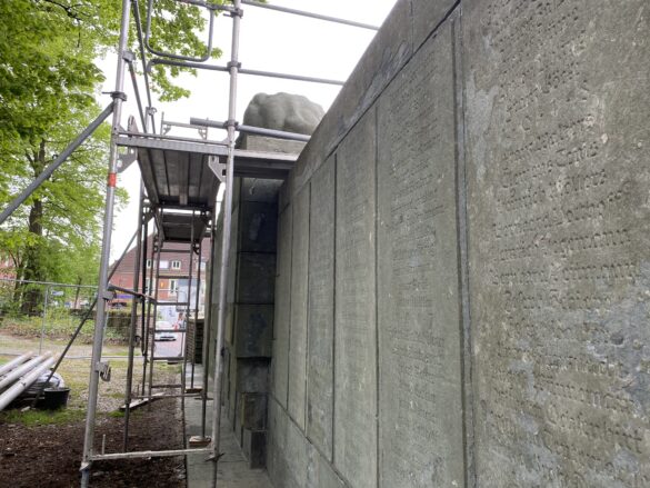 Eine Fachfirma überprüft aktuell den Zustand der Sandsteinplatten am Löwendenkmal.Foto: Stadt Dülmen
