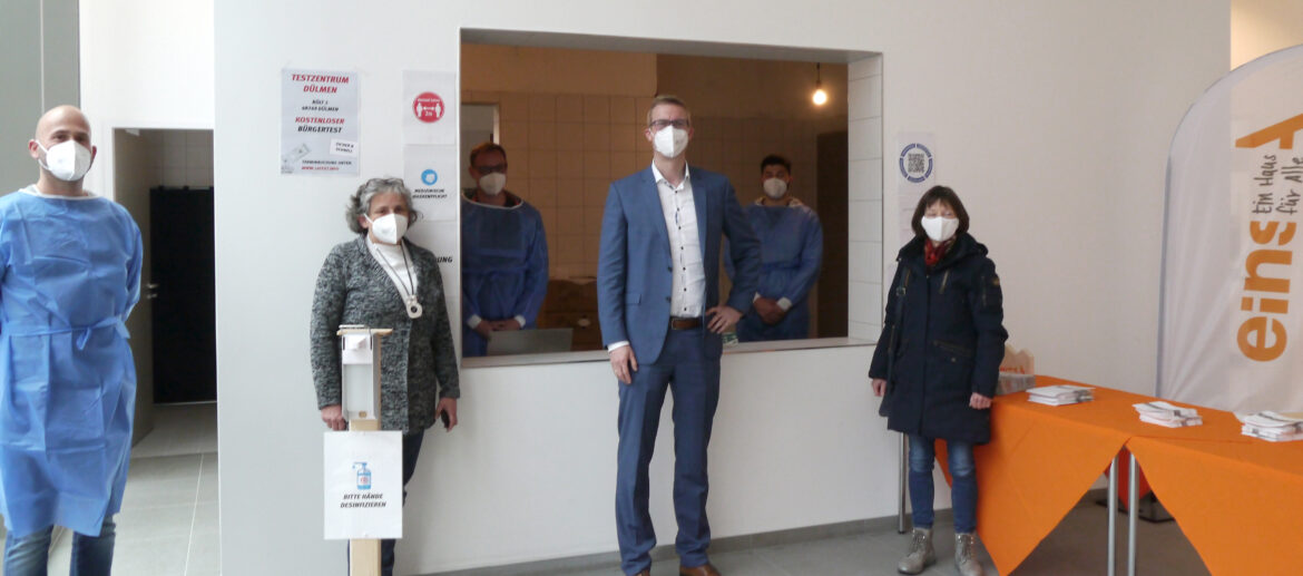 Markus Altensell (APH, von links vordere Reihe), Cäcilia Scholten (Leiterin einsA), Bürgermeister Carsten Hövekamp und die Freiwillige Christa Dehn stellten das neue Testzentrum vor. Fotos: Lena Riekhoff