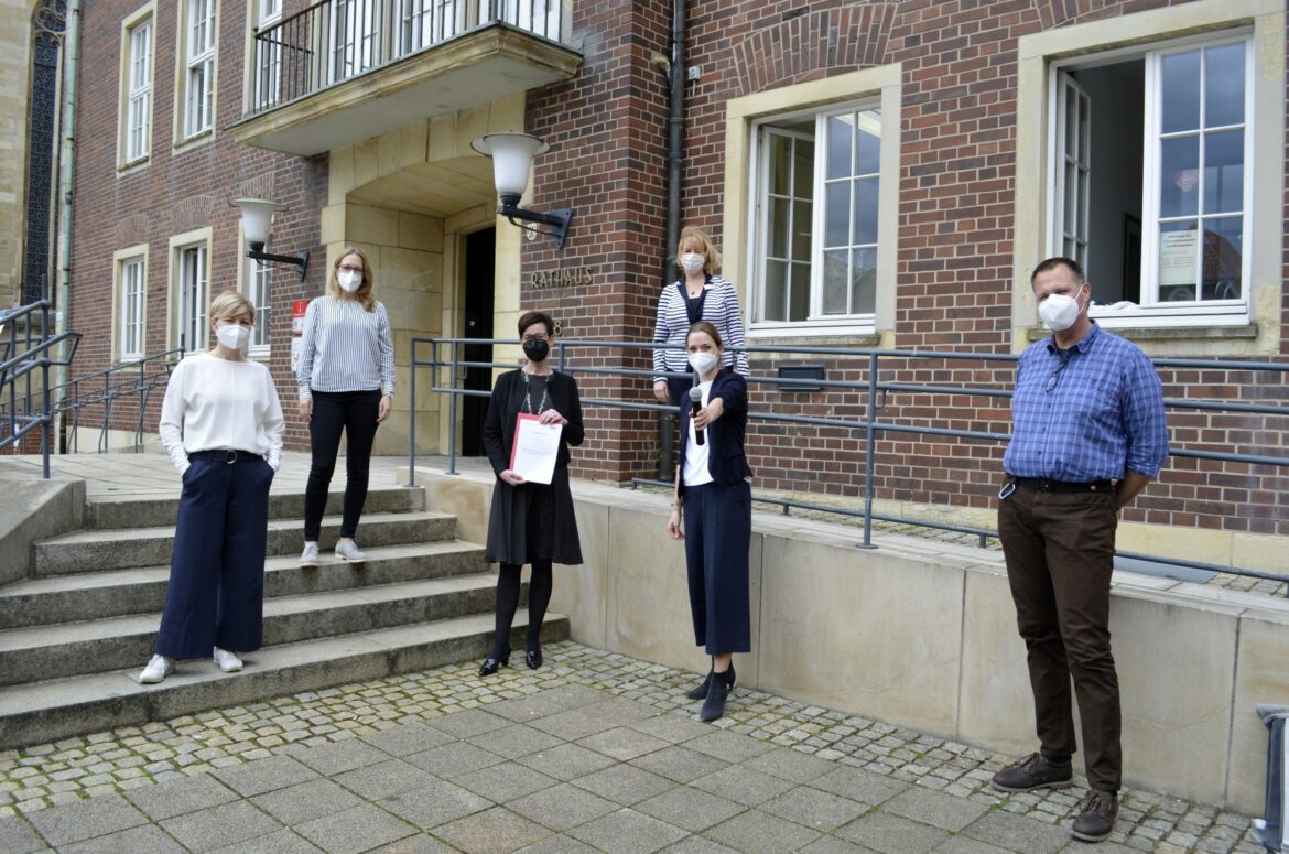 Bürgermeisterin Eliza Diekmann (mit Mikro) will gemeinsam mit dem Team aus dem städtischen Jugendamt Kindern und Jugendlichen in Coesfeld eine Stimme geben: Durch eine eigenständige Jugendpolitik. Unterstützt wird die Stadt dabei vom Landschaftsverband Westfalen-Lippe; den Kooperationsvertrag dazu unterzeichnete jetzt LWL- Jugend- und Schuldezernentin Birgit Westers (3.v.l.). Im Bild auch Anne Wiechers von der Servicestelle für Kinder- und Jugendbeteiligung in NRW beim LWL.