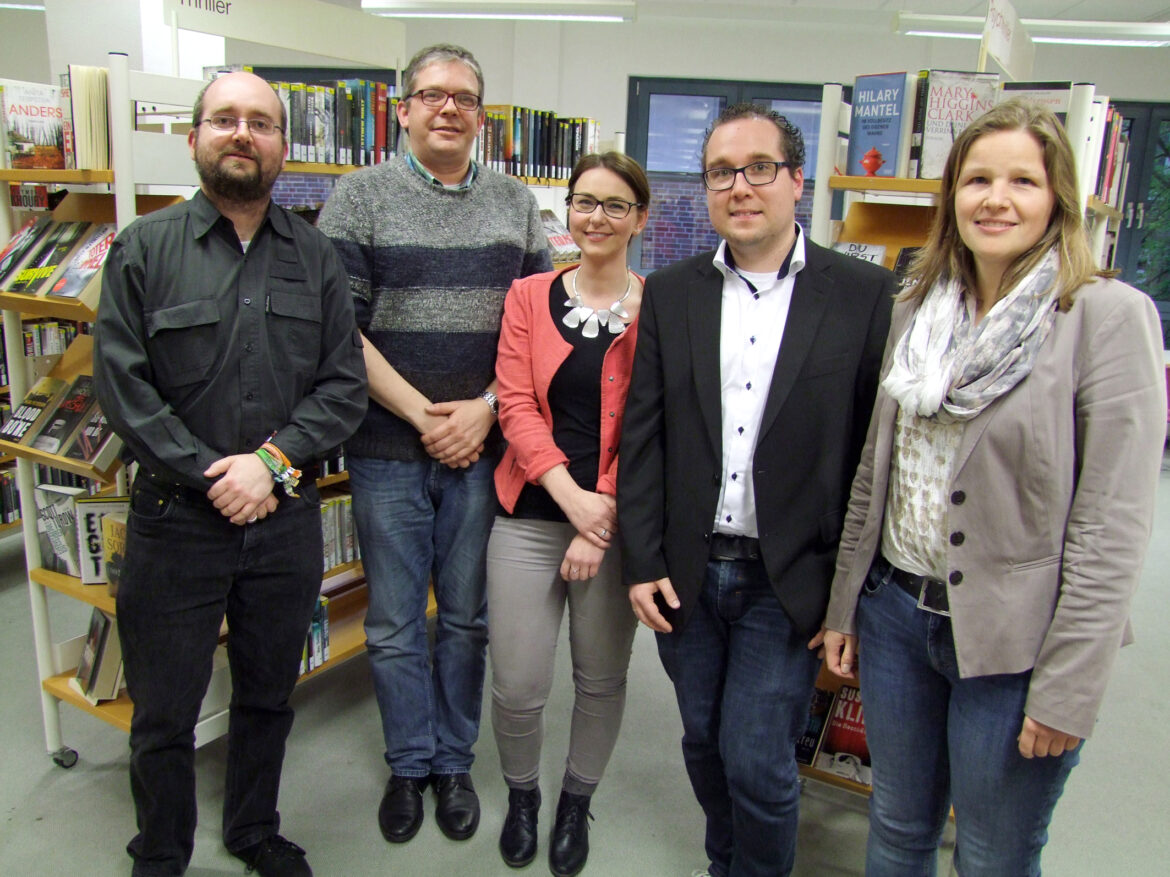 Der aktuelle Ex-libris-Vorstand (von links): Marcel Kübber, Calli Ramberg, Sabrina Rustige, Florian Kübber und Bücherei-Leiterin Petra Toppmöller (auf dem Foto fehlt die 2. Vorsitzende Christine Müller). Foto: Ex libris