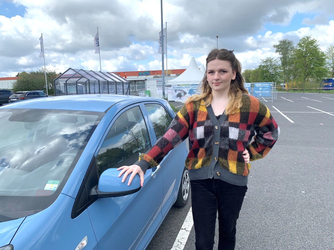 neue Teststraße auf dem Real-Parkplatz aus.