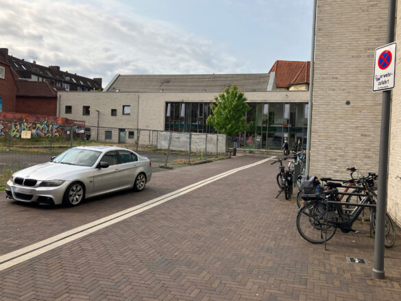 Am Bült parkt der silberne Pkw im absoluten Halteverbot. Hier ist eine Feuerwehrzufahrt. Fotoa: Stadt Dülmen / Siemes
